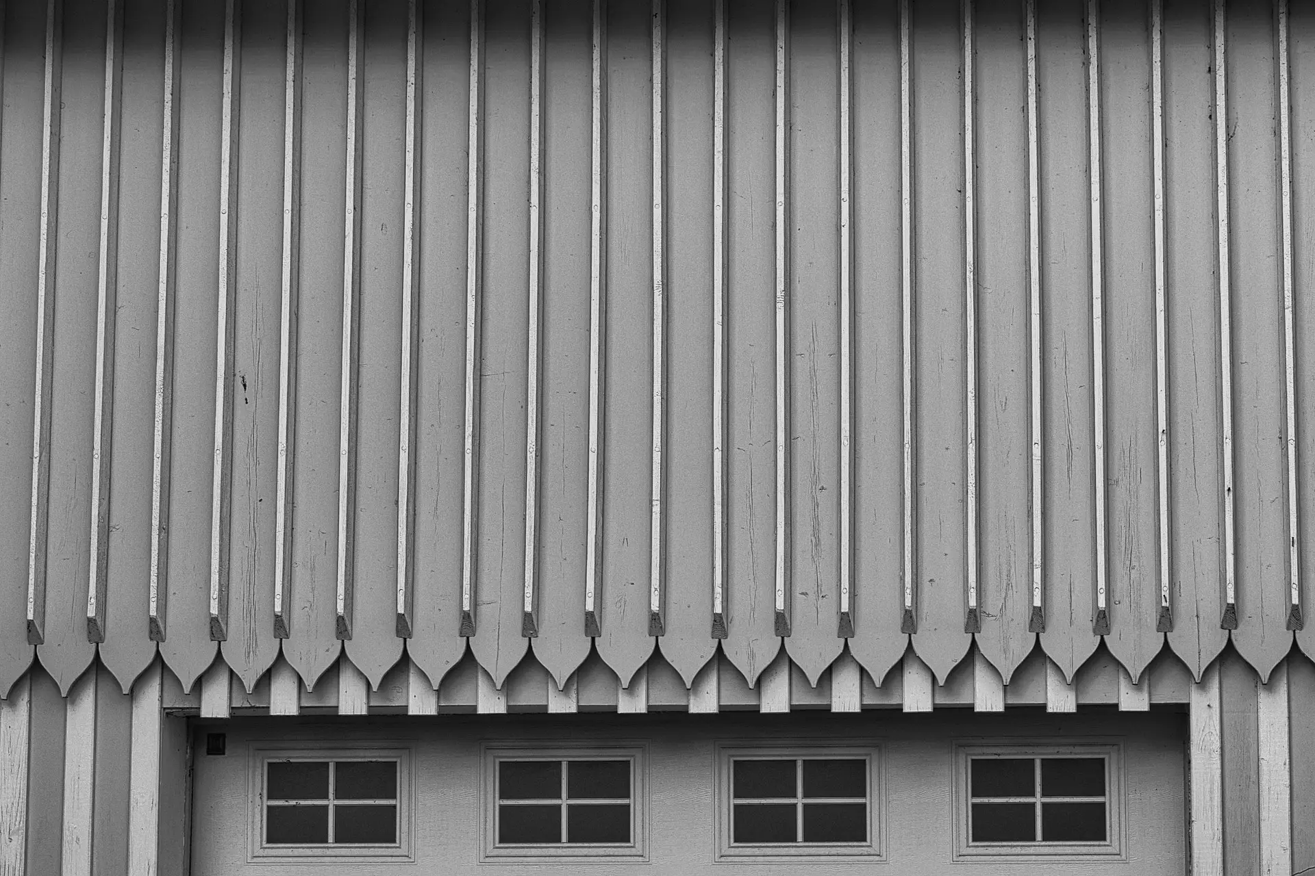 Bardage en bois vertical sur la façade d’un chalet