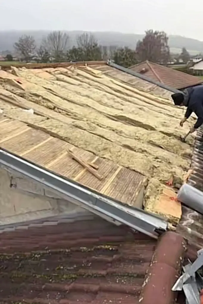 Isolation de toiture en laine minérale pendant la dépose des tuiles