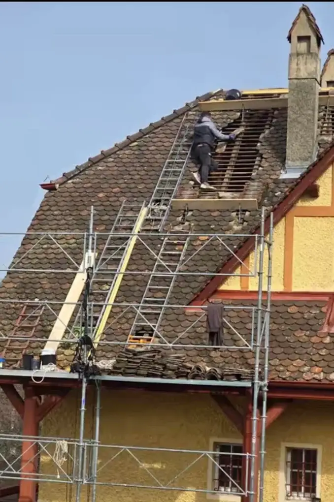 Rénovation de toiture d’une maison savoyarde avec échafaudage et dépose de la couverture