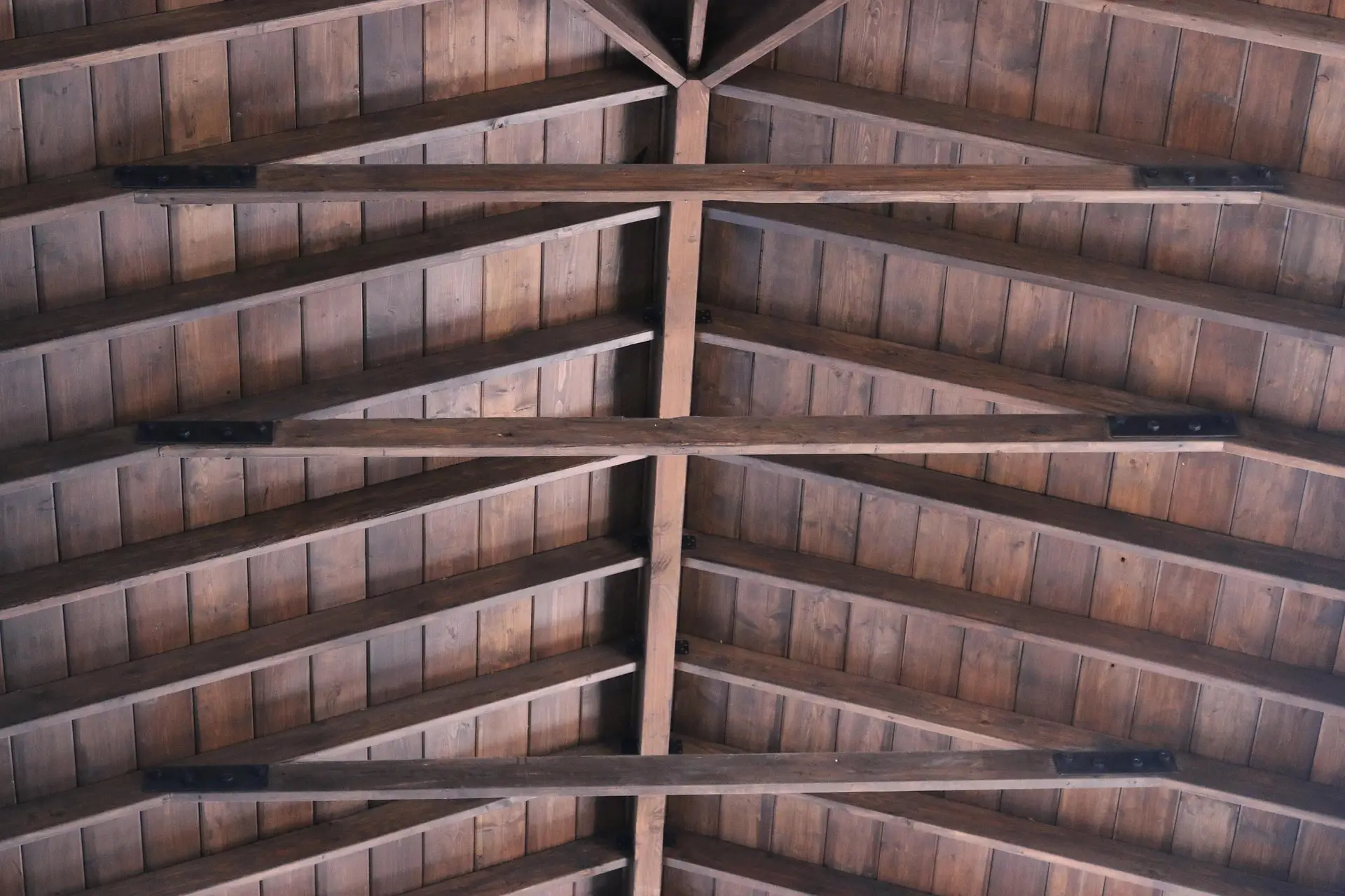 Charpente en bois apparente avec chevrons et voliges vus de l’intérieur