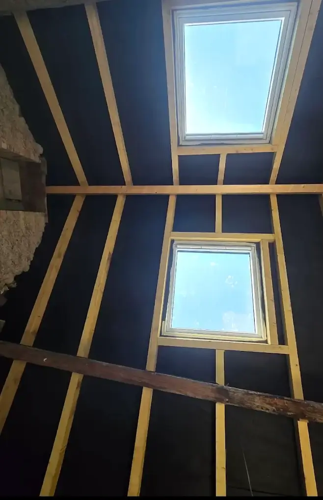 Installation de fenêtres de toit type Velux dans la charpente avec écran sous-toiture et liteaux