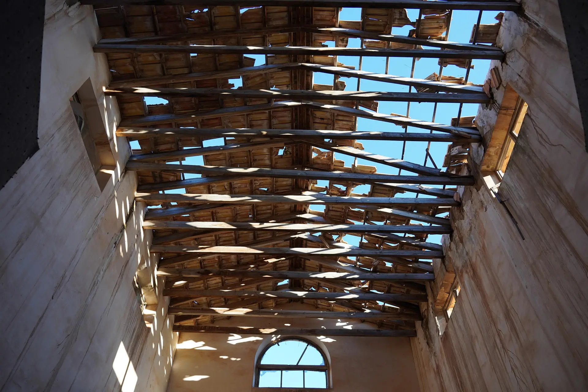 Réfection de toiture : charpente en bois et couverture déposée