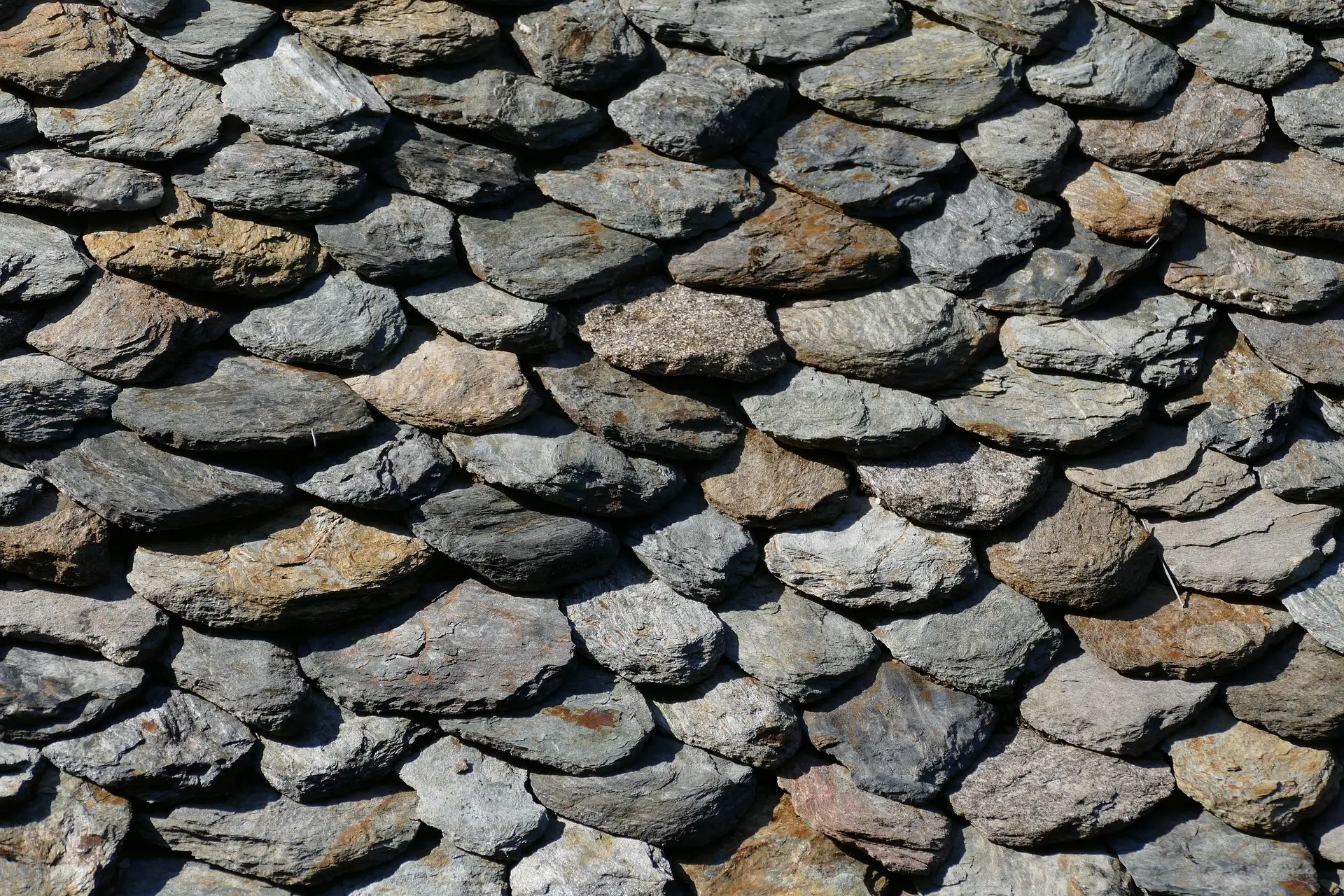 Toiture en lauzes de pierre naturelle, couverture traditionnelle de montagne