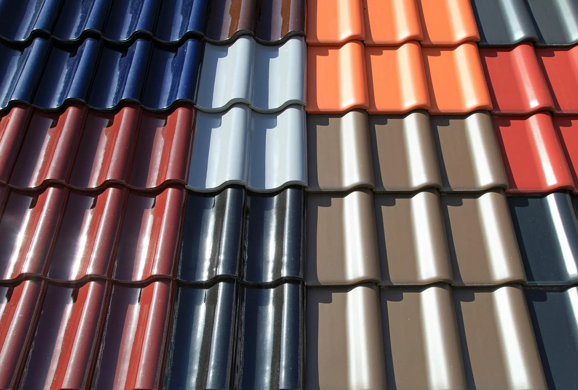 Tuiles céramiques émaillées de plusieurs couleurs pour couverture de toiture